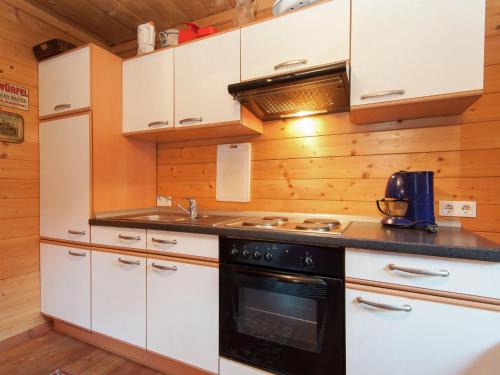 Kitchen o kitchenette sa Chalet near Lake Klopeiner with sauna