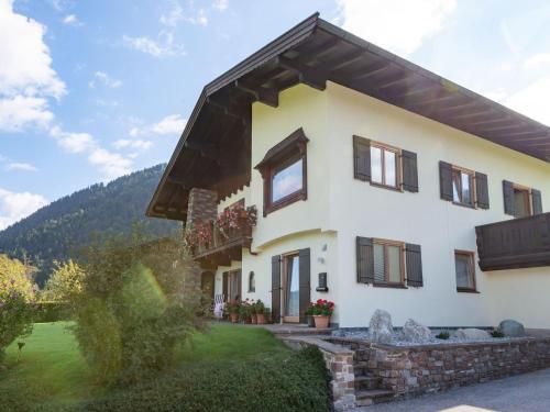 伊特爾的住宿－Apartment in Tyrol 100 m to the mountain railway，白色的石墙房子