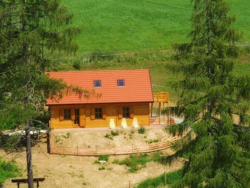 LiebenfelsにあるApartment in a wooden chalet in Liebenfels Carinthia near the ski areaの小屋