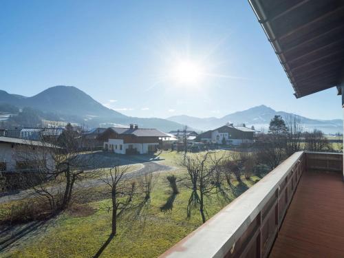 einen Blick vom Balkon eines Hauses mit Bergen im Hintergrund in der Unterkunft Inviting Chalet in Kirchdorf in Tirol near City Centre in Kirchdorf in Tirol