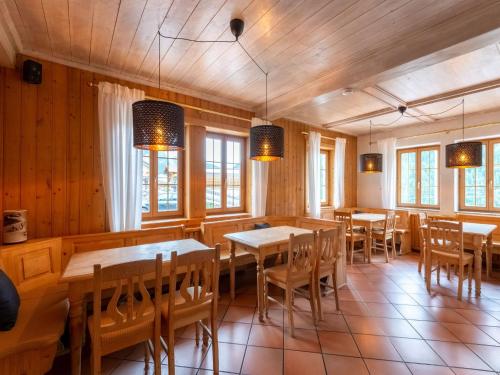 Restaurace v ubytování Holiday home near St Anton am Arlberg with sauna