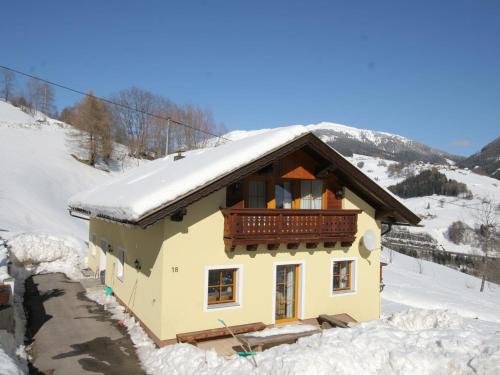 レンヴェークにあるPosh Villa in Rennweg am Katschberg with Wellness and Barの雪の中のバルコニー付きの家
