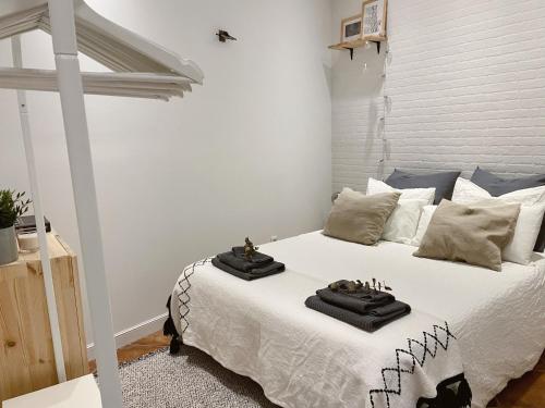 Un dormitorio con una cama con toallas negras. en Apartamento Puerta del Camino 3, en Bilbao