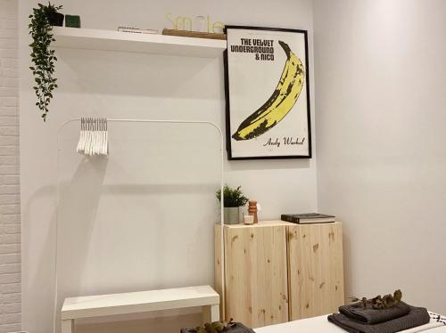 una habitación con un plátano colgando en la pared en Apartamento Puerta del Camino 3, en Bilbao