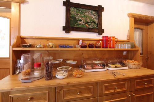 a wooden counter with food on top of it at Tonis Ferienheim in Sölden