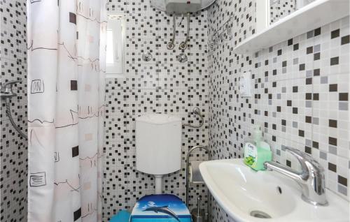 uma casa de banho com um WC e um lavatório em Lovely Apartment In Kastel Gomilica With Kitchen em Kaštela