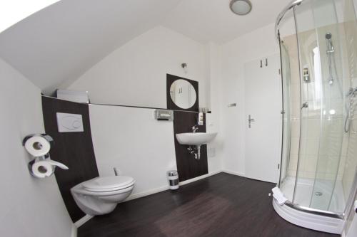 a bathroom with a toilet and a sink and a shower at Stadtperle Rostock in Rostock