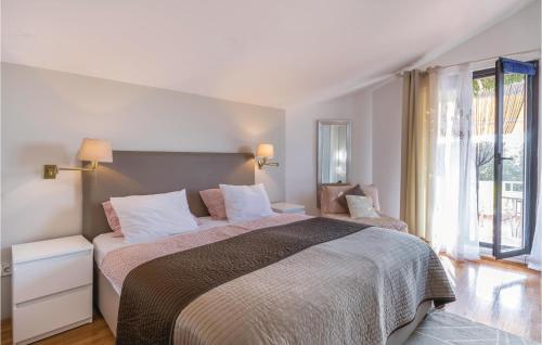una camera con un grande letto e una grande finestra di Stunning Apartment In Pula With House Sea View a Pola (Pula)