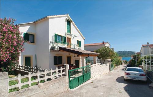 Three-Bedroom Apartment In Pirovac