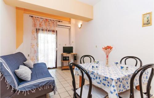 salon ze stołem i kanapą w obiekcie One-Bedroom Apartment In Posedarje w mieście Posedarje