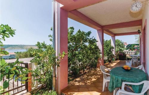 One-Bedroom Apartment In Posedarje