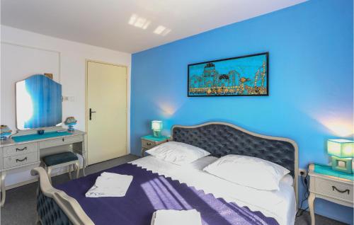 um quarto azul com uma cama e uma parede azul em Lovely Apartment In Kastel Gomilica With Kitchen em Kaštela