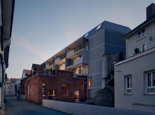 un edificio al lado de una calle en Restaurant Hotel Zum Storchen, en Waldkirch