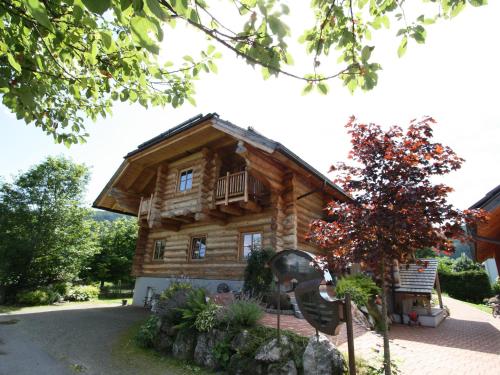 マウテルンドルフにあるDetached holiday home in Mauterndorf Salzburgerland near the ski areaの櫓と木が備わる丸太小屋