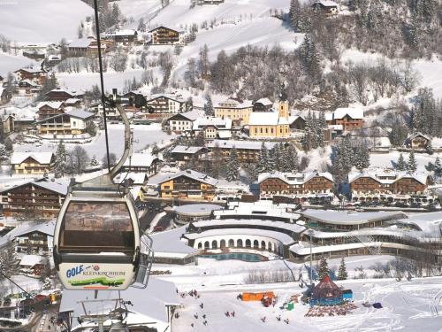 einen Skilift in einem Skigebiet im Schnee in der Unterkunft Apartment in Fresach near Ski Slopes & Lake in Fresach