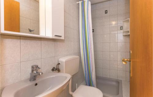 Koupelna v ubytování Beautiful Apartment In Makarska With House A Panoramic View