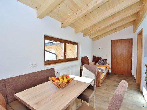 ホラースバッハ・イム・ピンツガウにあるWelcoming Apartment in Hollersbach im Pinzgau near Ski Areaのダイニングルーム(テーブル、フルーツボウル付)