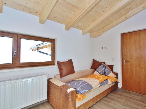 ホラースバッハ・イム・ピンツガウにあるWelcoming Apartment in Hollersbach im Pinzgau near Ski Areaのリビングルーム(ソファ、窓付)