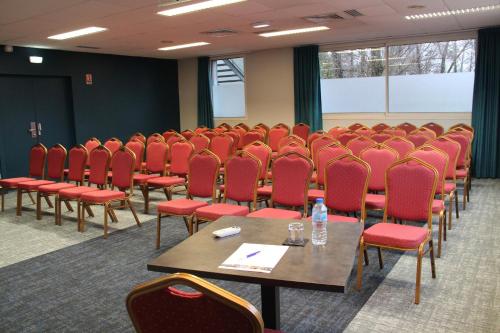 a conference room with red chairs and a table at Hotel & Spa Marina d'Adelphia in Aix-les-Bains