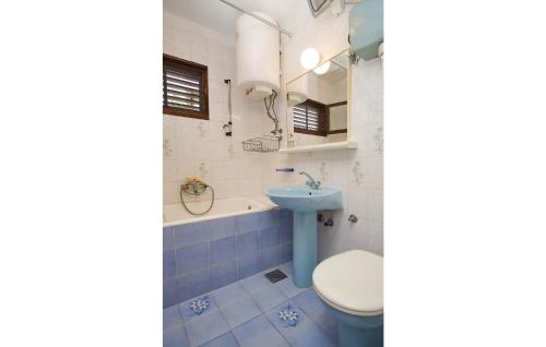 y baño con aseo y lavamanos. en Beautiful Apartment In Kanica With 2 Bedrooms And Wifi, en Sevid