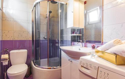a bathroom with a shower and a toilet and a sink at 3 Bedroom Beautiful Home In Vodnjan in Vodnjan