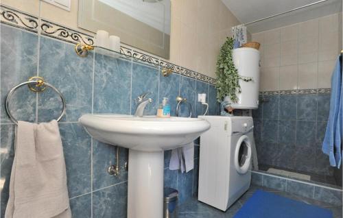 Ванна кімната в Nice Apartment In Okrug Gornji With Kitchen