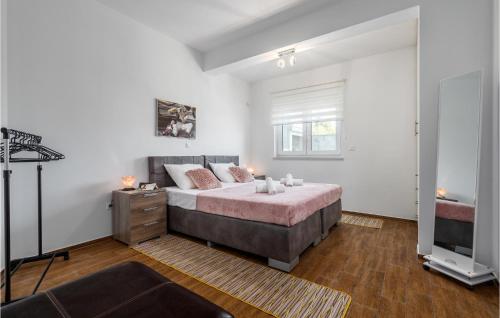 een slaapkamer met een groot bed en een spiegel bij Awesome Apartment In Pula With Kitchen in Pula