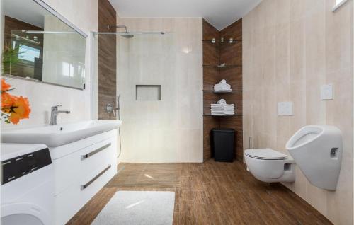 een badkamer met een wastafel en een toilet bij Awesome Apartment In Pula With Kitchen in Pula