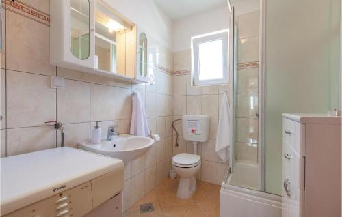 Ein Badezimmer in der Unterkunft Lovely Home In Kastel Stari With House Sea View