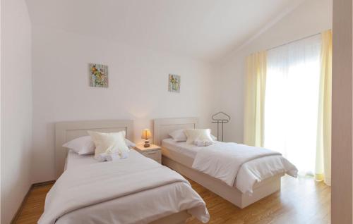 Säng eller sängar i ett rum på Lovely Home In Kastel Stari With House Sea View