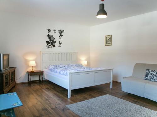 Ein Bett oder Betten in einem Zimmer der Unterkunft Pleasant Apartment with Sauna, Terrace,Garden,Darts, Parking