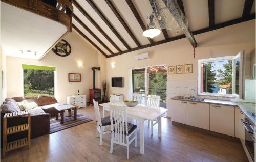 Χώρος καθιστικού στο One-Bedroom Holiday Home In Drvenik Veli