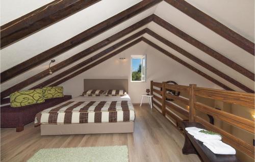 Tempat tidur dalam kamar di Awesome Home In Drvenik Veliki With Wifi