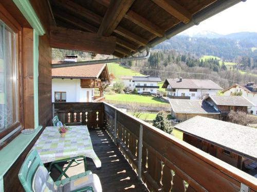 ハート・イム・ツィラータールにあるCozy Apartment in Hart im Zillertal near Ski Areaの家のバルコニー(テーブル、椅子付)