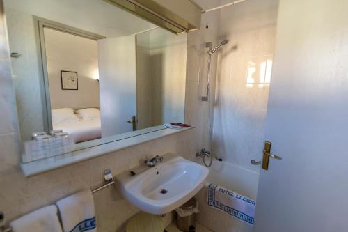 a bathroom with a sink and a mirror at Hospedium Hotel Lleida in Graus