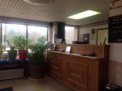 Gambar di galeri bagi HighWay Inn di Mocksville
