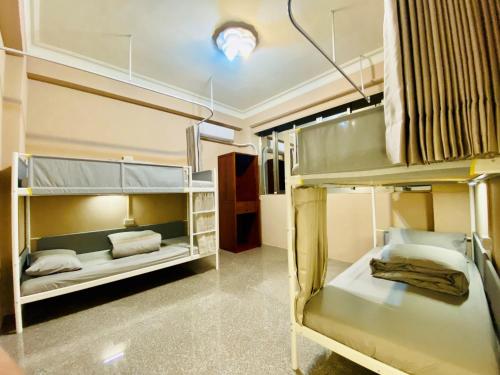 Roam Sanyi Hostel tesisinde bir ranza yatağı veya ranza yatakları