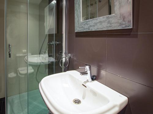 2060-2 bedrooms apt with golf in Estepona