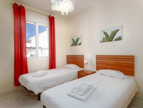 Imagen de la galería de 2060-Newly furnished 2 bedrooms apt with golf, en Estepona