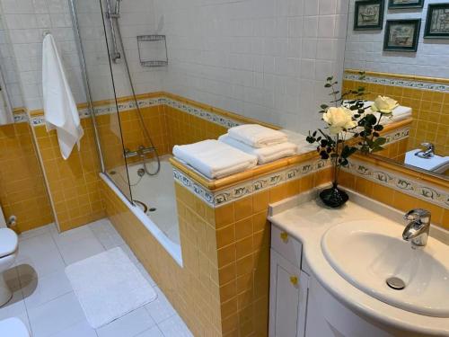 W łazience znajduje się umywalka i prysznic. w obiekcie En pleno centro de Bilbao y muy cerca del GUGGENHEIM w mieście Bilbao