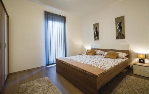 Postel nebo postele na pokoji v ubytování Gorgeous Apartment In Novigrad With Kitchen