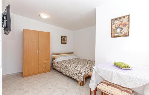Säng eller sängar i ett rum på Amazing Apartment In Kostrena With Kitchen