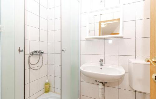 Ett badrum på Amazing Apartment In Kostrena With Kitchen