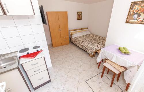 Postel nebo postele na pokoji v ubytování Cozy Apartment In Kostrena With Wifi