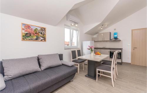 Kuchyň nebo kuchyňský kout v ubytování One-Bedroom Apartment In Biograd Na Moru