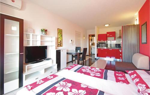 Televízia a/alebo spoločenská miestnosť v ubytovaní Studio Apartment In Makarska
