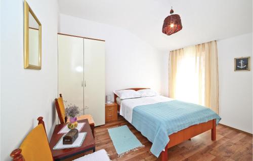 Ένα ή περισσότερα κρεβάτια σε δωμάτιο στο Nice Home In Drvenik Mali With House Sea View