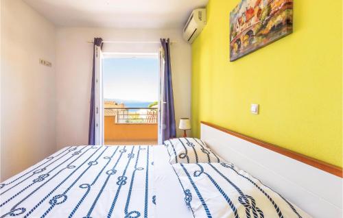 Postel nebo postele na pokoji v ubytování Beautiful Apartment In Baska Voda With House Sea View
