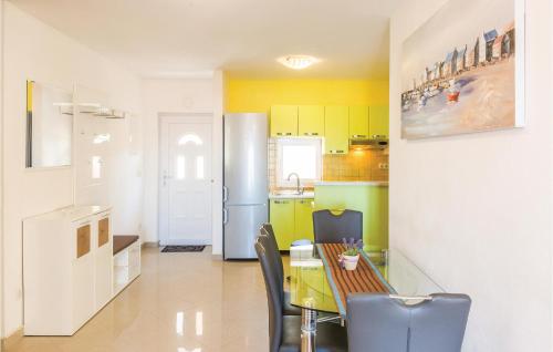 Kuchyňa alebo kuchynka v ubytovaní Three-Bedroom Apartment With Sea View In Baska Voda