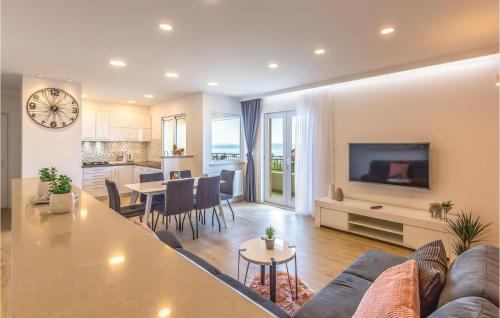 Three-Bedroom Apartment In Makarska